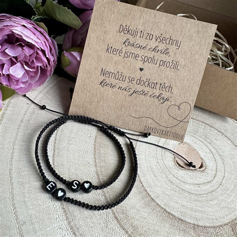 párové náramky s iniciálami