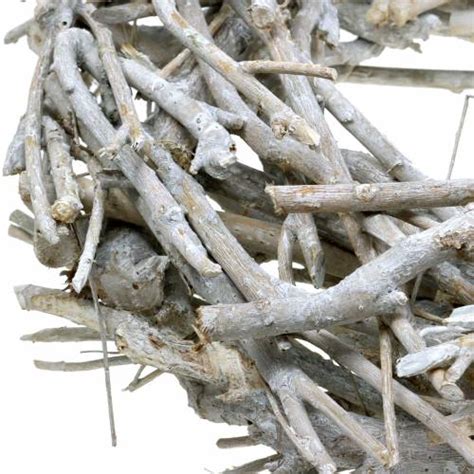 Fotografia hotového bieleho venca z konárov zdobeného šiškami a stuhou