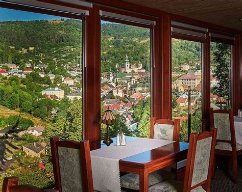 Schematické znázornenie domu na kopci s vyznačenými izbami a potenciálnymi miestami paranormálnej aktivity.