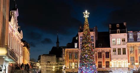 Slávnostné rozsvietenie vianočného stromu na Grand Place v Bruseli