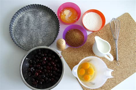 miska s rôznymi ingredienciami na pečenie mrkvového koláča