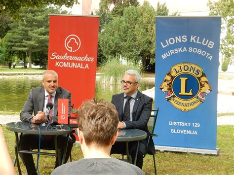 Fotografia stánku s charitatívnym punčom a logom Lions klubu