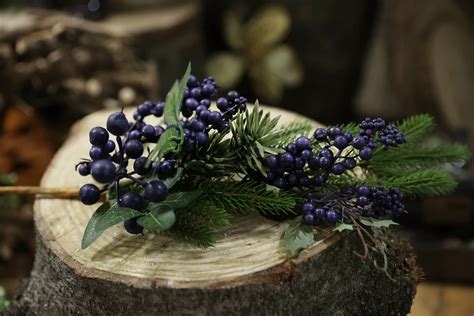 Ilustračná fotografia rôznych vianočných dekorácií do kvetináčov s prírodnými materiálmi.