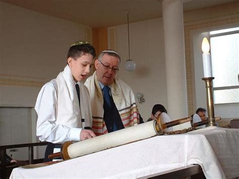 Ilustrácia chlapca čítajúceho z Tóry v synagóge počas obradu Bar micva