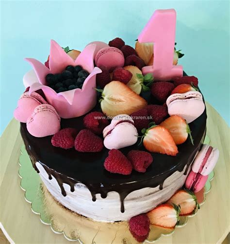 Zostava rôznych druhov tort a zákuskov