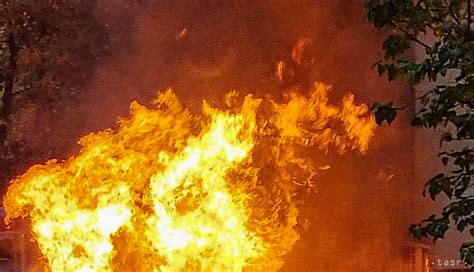 Fotografia ľudí skáčajúcich cez oheň počas Chaháršanbe-súrí