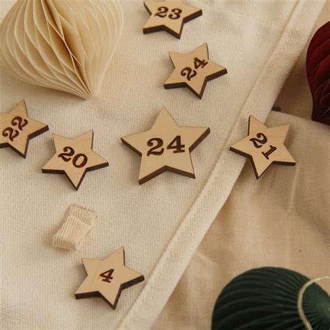 Dekoratívne drevené štítky s číslami na adventný kalendár