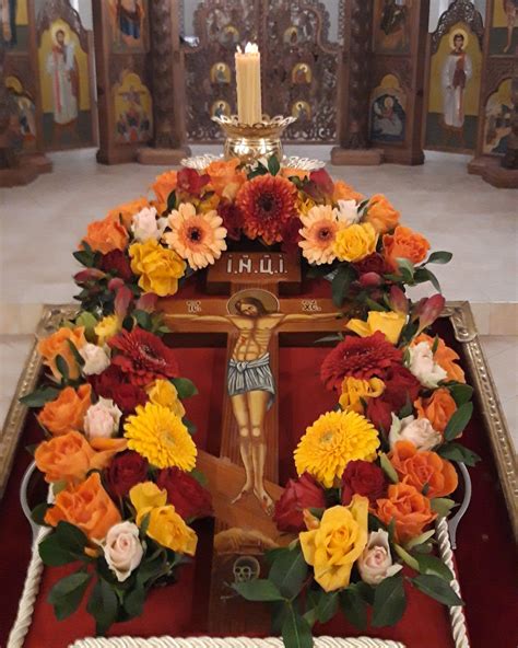 Ilustrácia kresťanských symbolov Veľkého piatku: kríž, sviečka, biblia