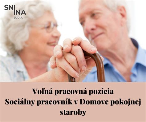 Sociálny pracovník pri konzultácii s klientom, zdôrazňujúci starostlivosť a podporu