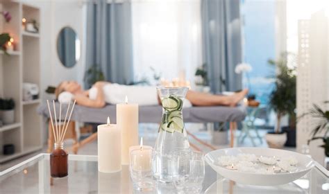 Zrelaxovaný človek po náročnom dni, obklopený relaxačnými predmetmi ako sviečky a knihy