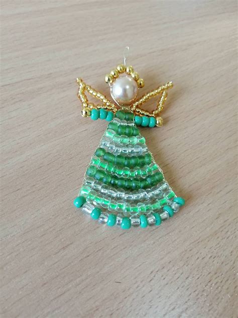 fotografia: vianočný anjelik z drevených korálok a tylu