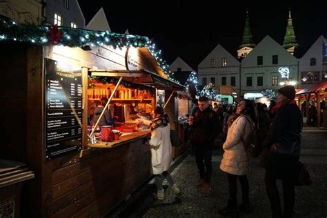 Stánky s tradičnými poľskými pochúťkami na vianočných trhoch v Krakove