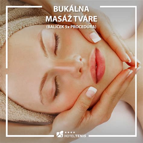 Fotografia relaxačnej masáže tváre s prvkami kozmetiky