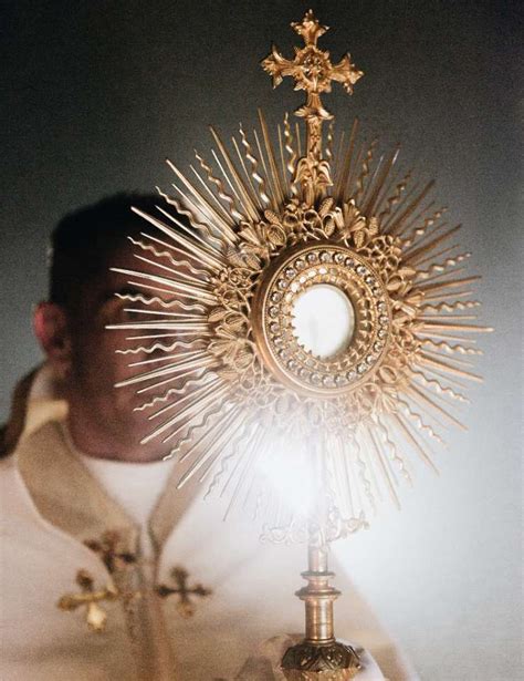 Tematické foto: oltár a Eucharistia v monštrancii