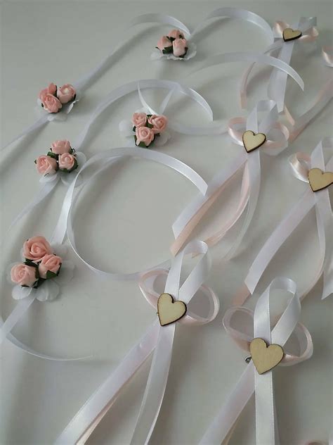 Fotografia ružovej svadobnej výzdoby s gúľami, kytičkami a drevenými srdiečkami