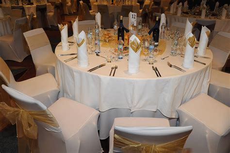 Tematická fotografia spoločenskej udalosti alebo večierka s rôznymi ľuďmi