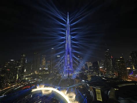 Koláž svetových novoročných osláv (Sydney, Dubaj, New York)