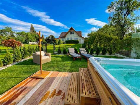 Tematické foto: Pár na wellness pobyte alebo romantickom výlete v prírode