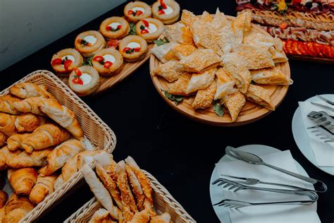 Fotografia stola s občerstvením pre detskú párty (pizza, ovocie, koláče)