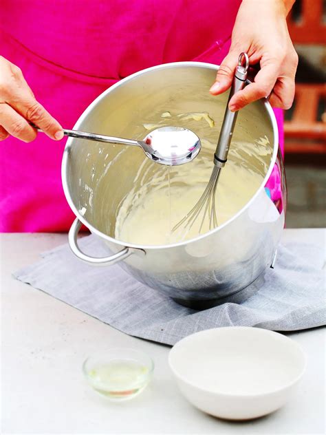 Ilustrácia postupu šľahania bielkov do peny