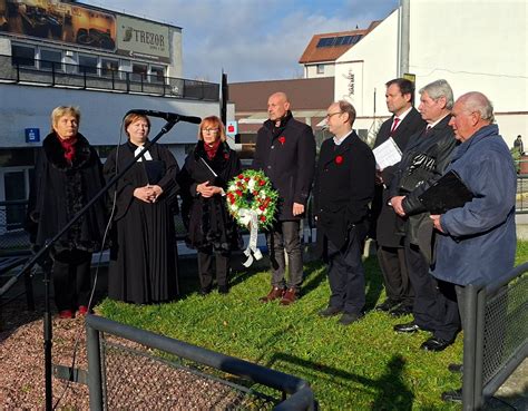 Schéma vrstvenia čečiny na korpus venca (ukážka ukladania viazaničiek pod uhlom a viazania drôtom)