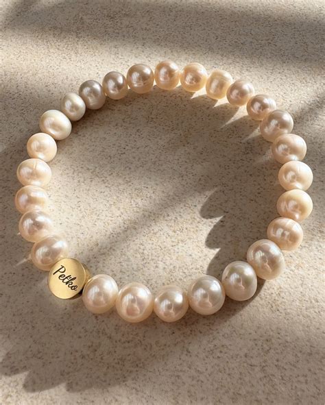 Ilustrácia s gréckymi písmenami a symbolom čistoty