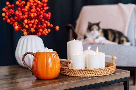 Inšpiratívna fotografia halloweenskej výzdoby stola s tekvicami a sviečkami