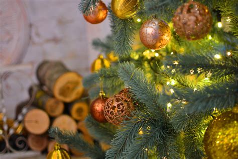 Ručne vyrobené drevené ozdoby na vianočnom stromčeku v provensalskom štýle