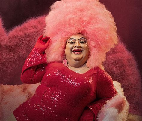 Detail vianočnej deky a ozdobného vankúša na gauči