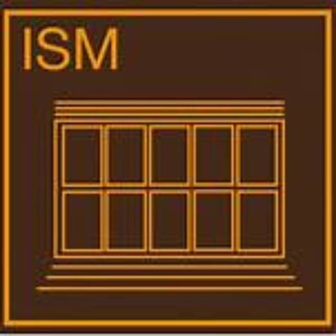 Logo ISM Slovakia a skupina profesionálov na networkingovom podujatí