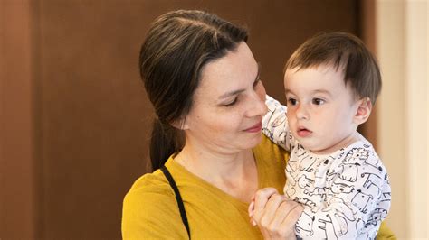 Tematická fotografia matky s dieťaťom, objatie