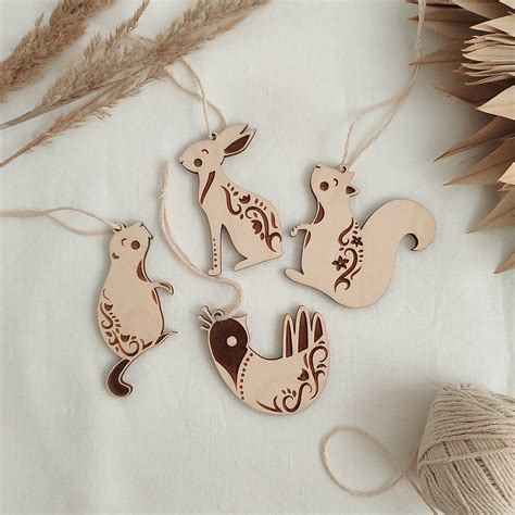 Koláž z rôznych netradičných vianočných ozdôb: zvieratká, cencúle, slamienky.