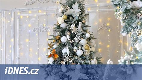 Ukážka stromčeka ozdobeného v rôznych farebných trendoch: pastelové, zemité, biele.