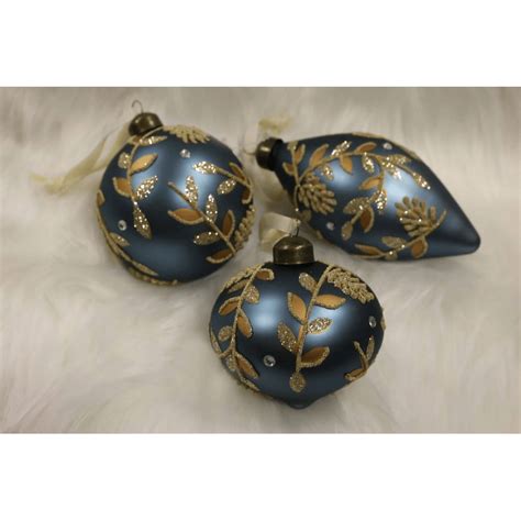 Ukážka ručne maľovaných sklenených vianočných gúľ s rôznymi motívmi.