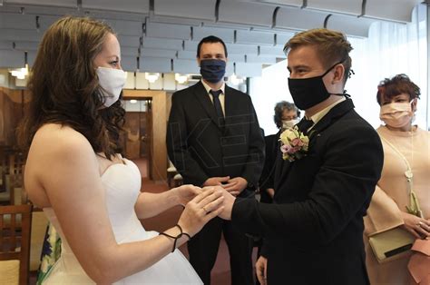 ilustračná fotografia modernej a elegantnej civilnej svadby na úrade