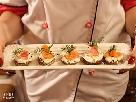 Rozmanité finger food a snacky na elegantnom švédskom stole
