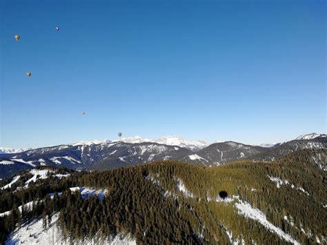 let balónom nad horami