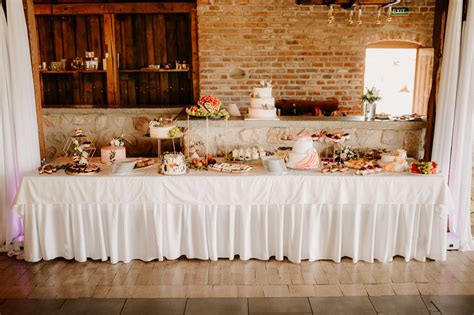 Detail rustikálnej svadobnej výzdoby v stodole s kvetmi a svetielkami