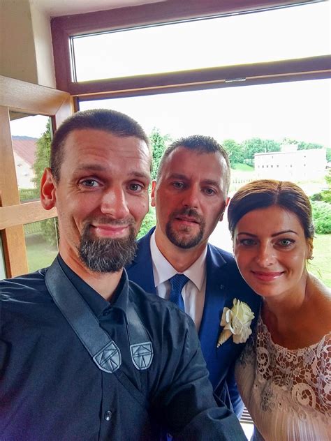 Fotografia šťastného páru pred stodolou po svadobnom obrade