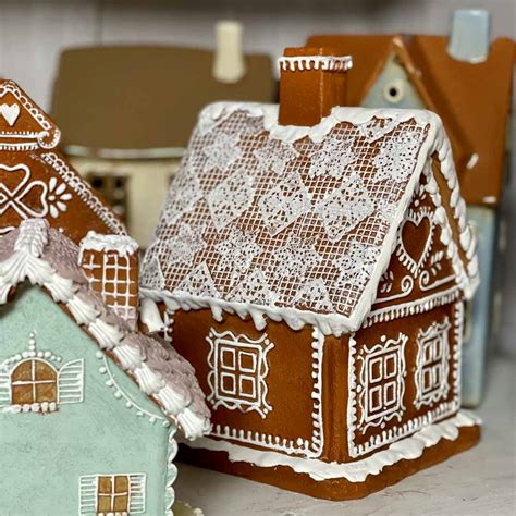 Miniatúrna perníková chalúpka z drevených paličiek