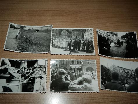 Tematické foto: dobová fotografia kňazov počas výsluchu alebo internácie