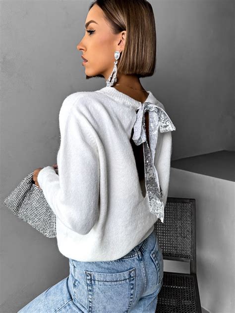 Príklady jutových behúňov s čipkou a mašlí na stoličkách pri stoloch