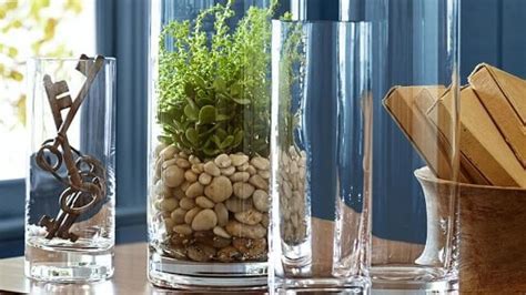 Fľaše použité ako vázy na stôl s kvetmi