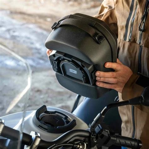 Motocyklový tankvak na nádrži