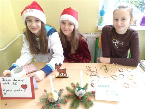 Ukážka kreatívneho použitia gombíkov na vianočnej pohľadnici.