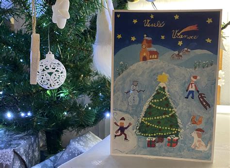 Ilustrácia vianočnej pohľadnice vytvorenej detskými prstovými odtlačkami.