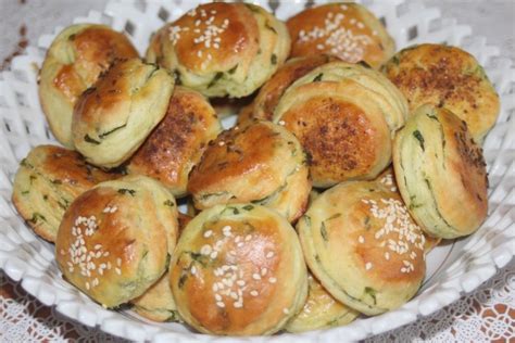 pestré pagáče a slané pečivo na drevenom podnose