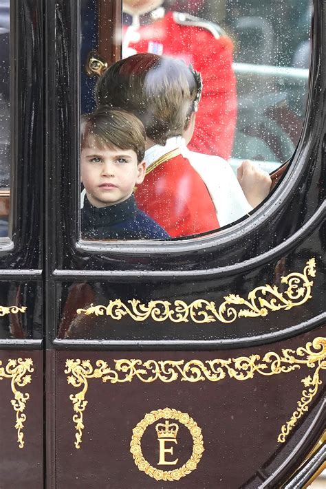 Princ Louis hrajúci sa v záhrade