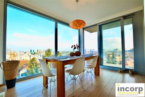 Ilustračná fotka luxusnej reštaurácie s výhľadom na mesto