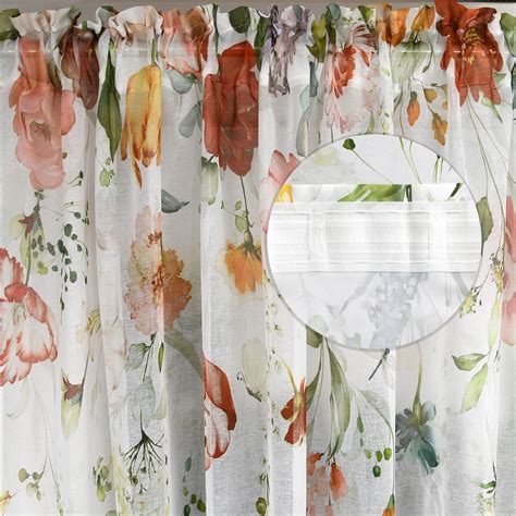 detail závoja zdobeného kvetmi